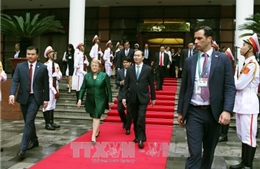 Tổng thống Chile rời Hà Nội đi dự các hoạt động Tuần lễ Cấp cao APEC tại Đà Nẵng